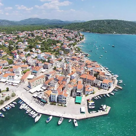 Family-friendly With Swimming Pool Pirovac, Sibenik - 24299 * 皮罗瓦茨